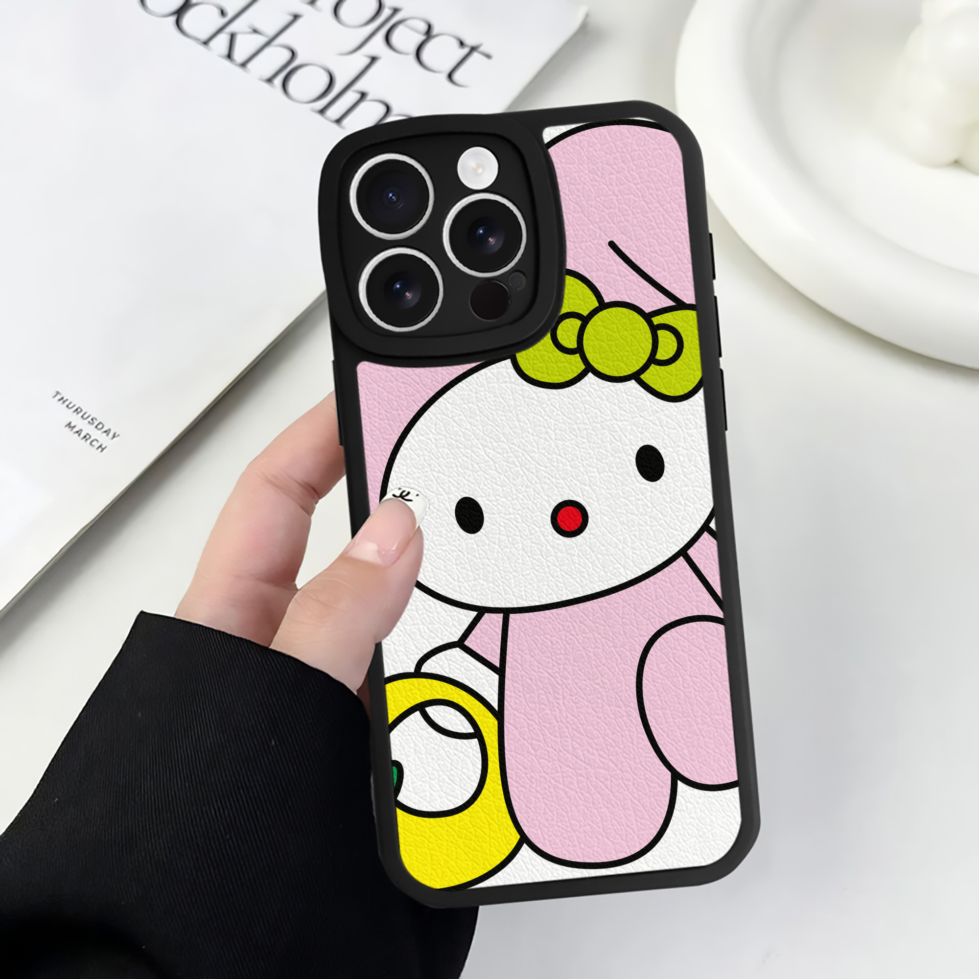 （画像用） Hello Kitty ハローキティ 【iPhone 16シリーズ対応】シリコンスマホケース（レザー調） 材質：シリコン